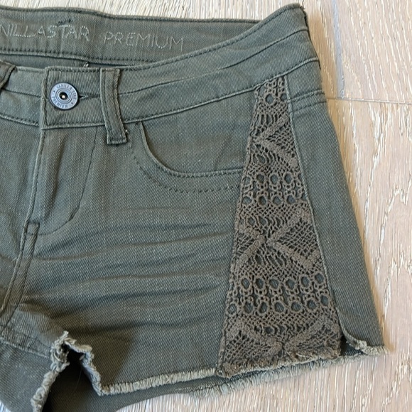 LIKE NEW! Army green Boho denim / jean cutoff shorts. Size 3 / Small. - Picture 5 of 12